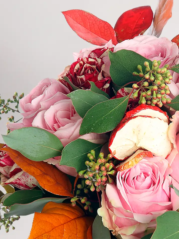 Bouquet di rose rosa e roselline rosse screziate dettagli